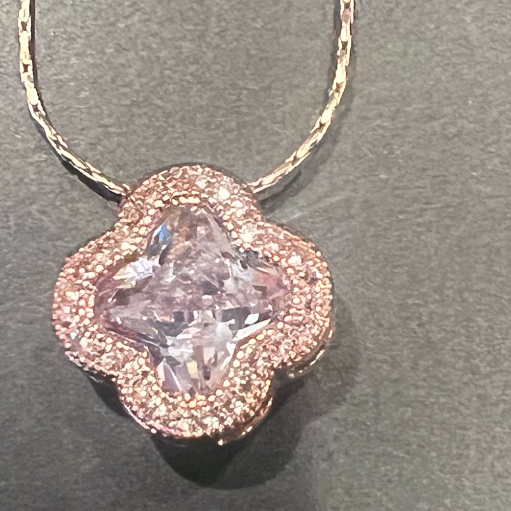 Stunning Rose Gold plated clover necklace w/center Swarovski crystal in silk NEW